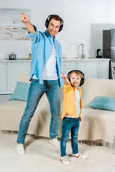 Glücklicher Vater Mit Vorschulsohn Kopfhörer Der Hause Musik Hört Und — Stockfoto