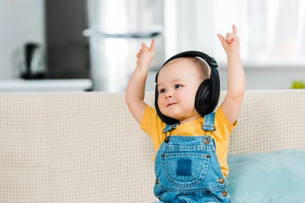 Adorable Płci Męskiej Malucha Słuchawkach Słuchanie Muzyki Objawami Rock Domu — Zdjęcie stockowe