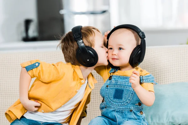 Adorable Niño Preescolar Auriculares Besar Hermano Mejilla Casa —  Fotos de Stock