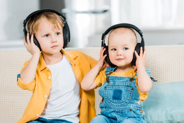 Adorabili Fratelli Che Ascoltano Musica Cuffia Casa — Foto Stock