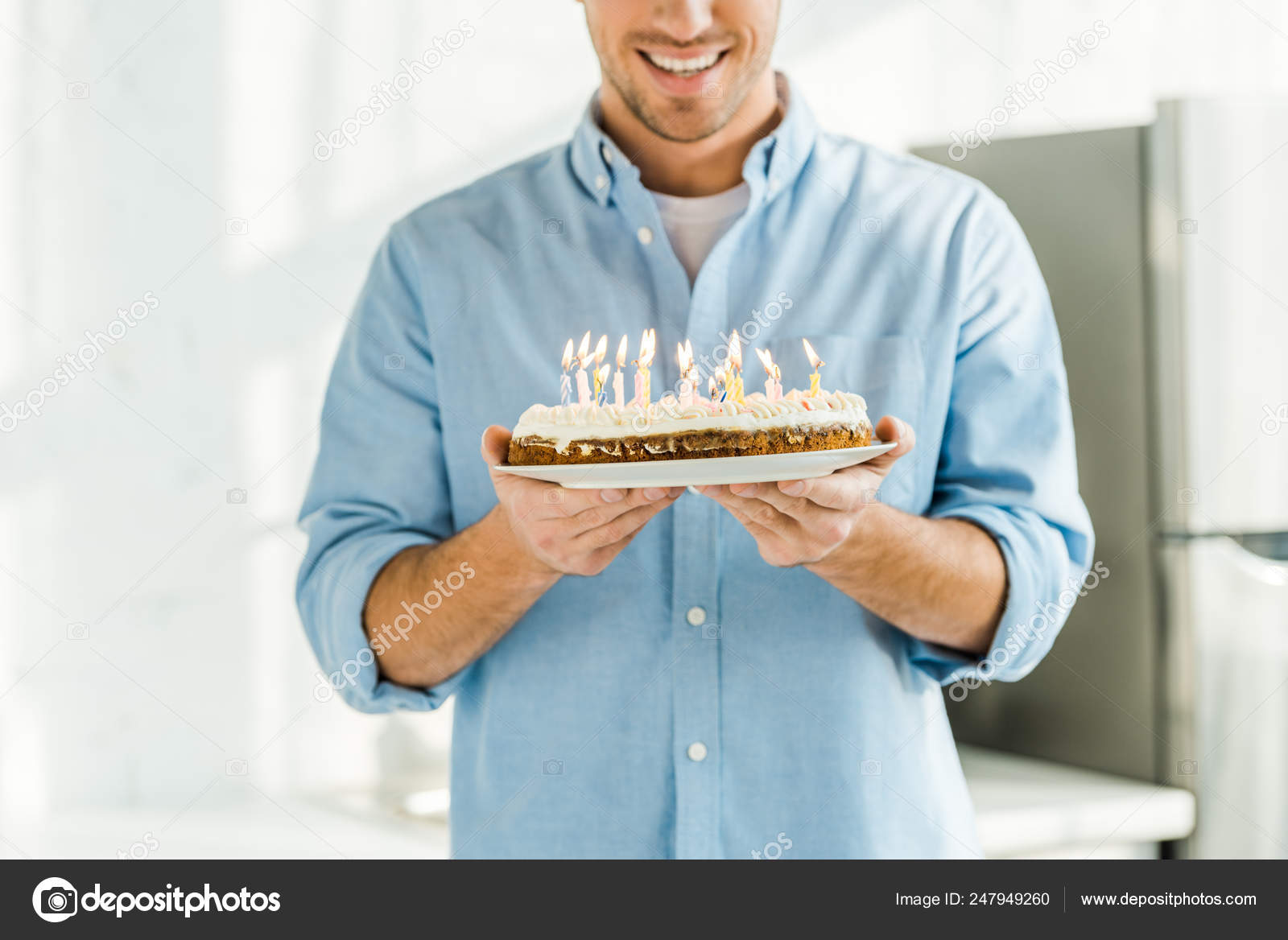 Vue Recadree D Un Homme Souriant Tenant Gateau D Anniversaire Avec Des Image Libre De Droit Par Igorvetushko C