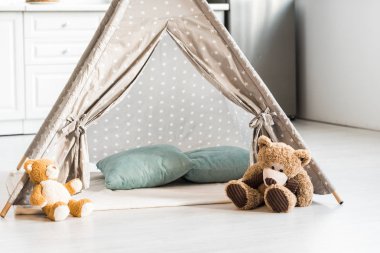 Bebek kızıIderili ve oyuncak ayılar ile çocuk odası modern iç mekan tasarımları 