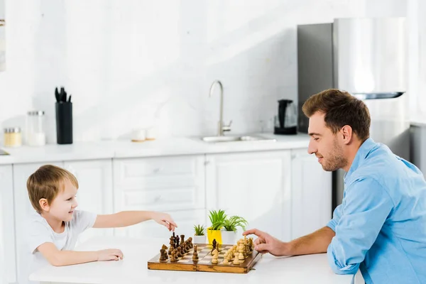 Otec Syn Rozkošný Preschooler Hraje Šachy Kopie Prostor Kuchyně — Stock fotografie