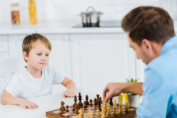 Pai Filho Pré Escolar Sentado Mesa Jogando Xadrez Casa — Fotografia de Stock