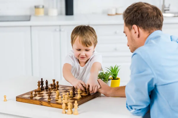 Padre Hijo Preescolar Sentado Mesa Jugando Ajedrez Casa —  Fotos de Stock