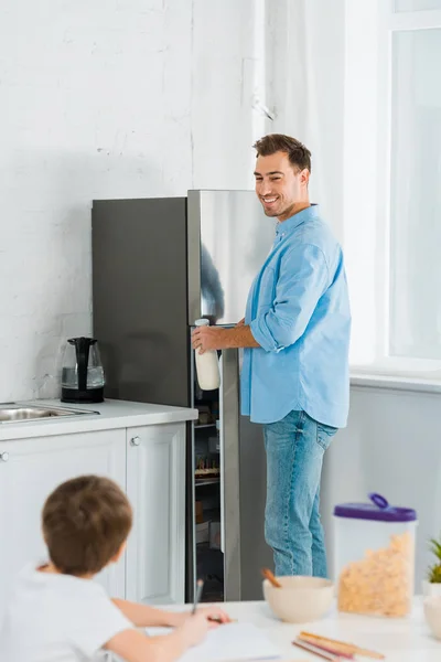 Selective Focus Smiling Father Preschooler Son Drawing Breakfast Kitchen Foreground — Stock Photo, Image