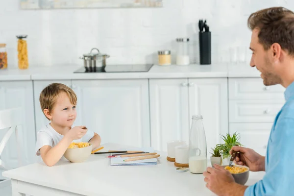 Far Och Förskolebarn Son Äter Flingor Till Frukost Köket — Stockfoto