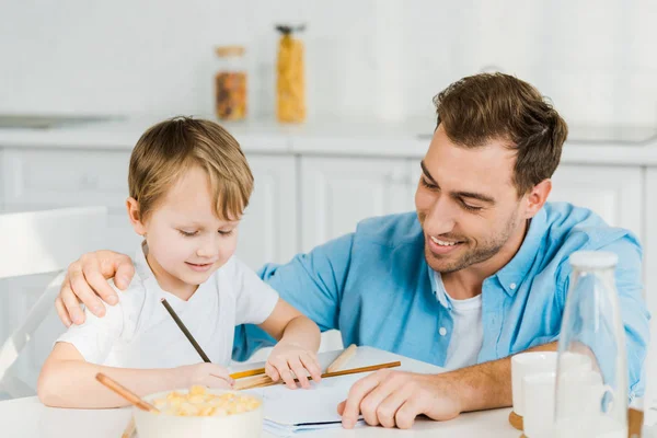 Smiling Father Preschooler Son Drawing Breakfast Kitchen — Stock Photo, Image