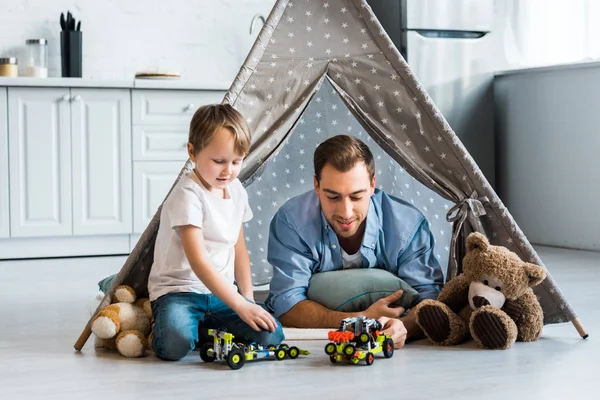 Syn Ojca Przedszkolak Gry Autka Misie Wigwamie Domu — Zdjęcie stockowe