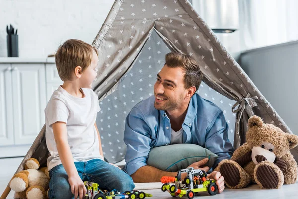 Lächelnder Vater Und Vorschulsohn Spielen Hause Mit Spielzeugautos Und Teddybären — Stockfoto
