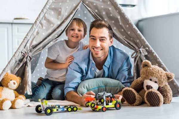 Felice Padre Figlio Età Prescolare Con Auto Giocattolo Orsacchiotti Guardando — Foto Stock