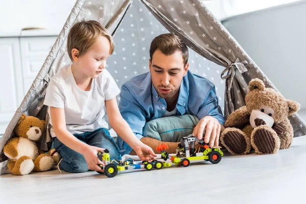 Vater Und Vorschulsohn Spielen Hause Mit Spielzeugautos Und Teddybären Unter — Stockfoto