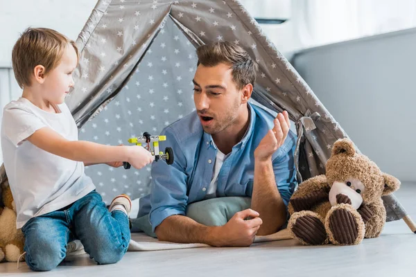 Sürpriz Baba Preschooler Oğlu Oyuncak Araba Kızılderili Çadırı Evde Altında — Stok fotoğraf