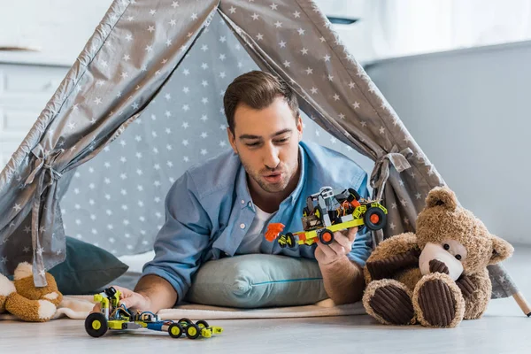 Homem Adulto Deitado Wigwam Brincando Com Brinquedos Berçário — Fotografia de Stock