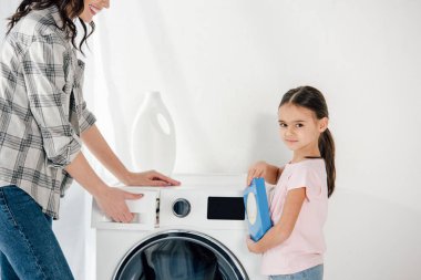 toz wile anne açılış çamaşır makinesi çamaşır odasında yıkama pembe tişört holding kızı
