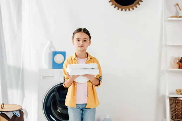 Niño Con Camisa Amarilla Jeans Sosteniendo Toallas Lavandería — Foto de Stock