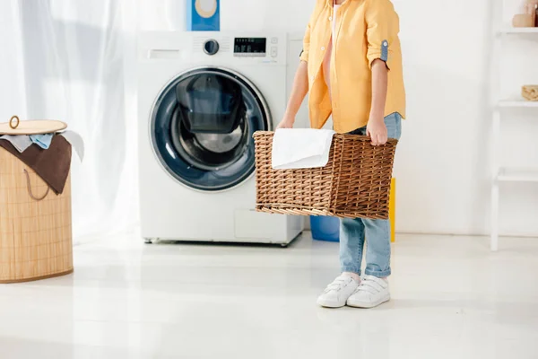 Beskuren Bild Barnet Nära Bricka Holding Korg Tvättstugan — Stockfoto