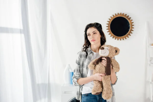 Mulher Segurando Urso Brinquedo Pensando Casa — Fotografia de Stock