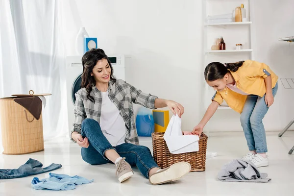 Hija Camisa Amarilla Madre Poniendo Ropa Toalla Cesta Lavadero —  Fotos de Stock