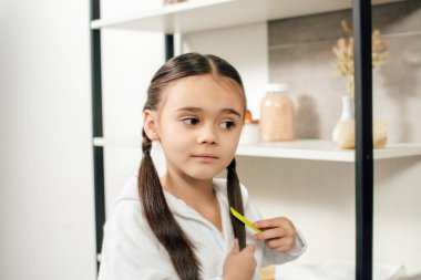 seçici odak, beyaz bornoz banyoda penye içinde hild