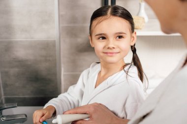 Anne kızı diş fırçam banyoda tüp diş macunu uygulama