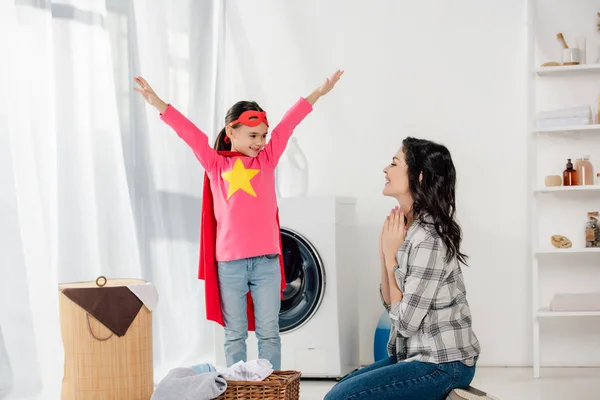 Yıldız Oturumaç Çamaşır Odası Ile Yapımı Kırmızı Elbiseli Kızı Yakın — Stok fotoğraf
