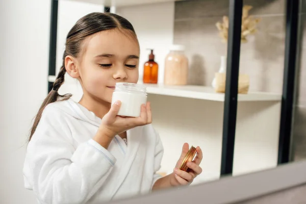 Enfoque Selectivo Del Niño Albornoz Blanco Mirando Espejo Oler Crema — Foto de Stock