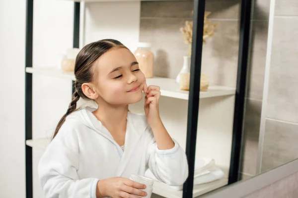 Επιλεκτική Εστίαση Παιδί Λευκό Μπουρνούζι Ψάχνει Καθρέφτη Και Εφαρμόζοντας Καλλυντική — Φωτογραφία Αρχείου