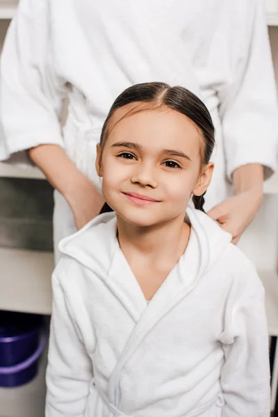 Mãe Filha Roupões Banho Brancos Perto Prateleiras Banheiro — Fotografia de Stock