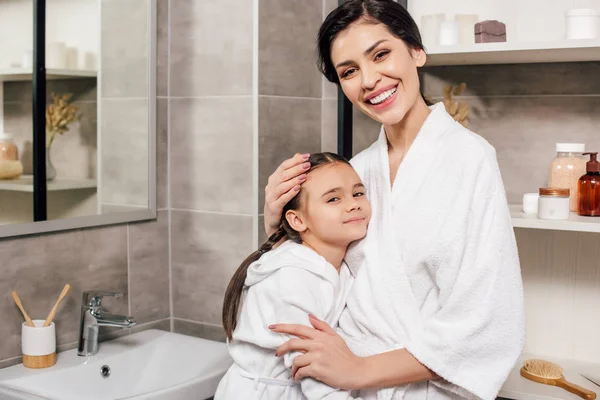 Hija Madre Batas Blancas Abrazándose Baño — Foto de Stock