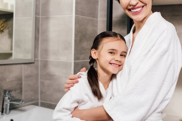 Filha Mãe Abraçando Sorrindo Banheiro — Fotografia de Stock