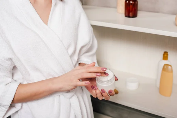 Vue Recadrée Femme Peignoir Contenant Avec Crème Cosmétique Dans Salle — Photo