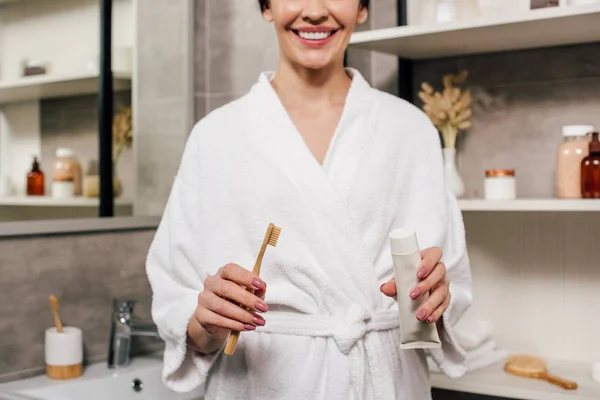 Vista Cortada Mulher Segurando Pasta Dentes Tubo Escova Dentes Banheiro — Fotografia de Stock