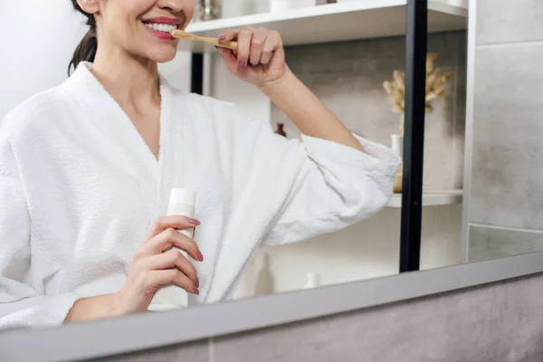 Vista Cortada Mulher Roupão Banho Branco Escovando Dentes Olhando Para — Fotografia de Stock