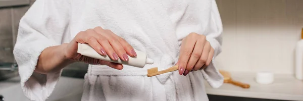 Foto Panorámica Mujer Aplicando Pasta Dientes Cepillo Dientes Baño — Foto de Stock