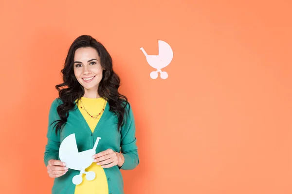 Mooie Brunette Zwangere Vrouw Oranje Achtergrond Papier Wandelwagen Vasthouden — Stockfoto