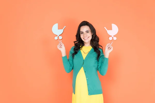 Vrolijke Zwangere Vrouw Groene Vest Wijzen Met Vingers Papier Kinderwagen — Stockfoto