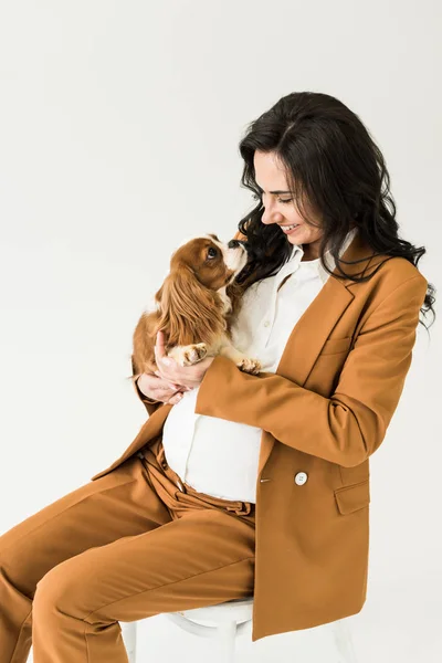 Skrattande Gravid Kvinna Brun Kostym Tittar Hunden Isolerade Vit — Stockfoto