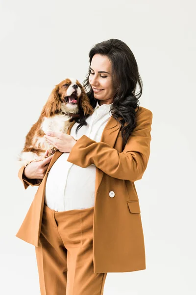 Sonriendo Bastante Embarazada Mujer Sosteniendo Perro Aislado Blanco — Foto de Stock