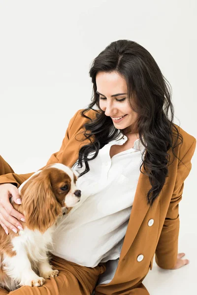 Riendo Mujer Embarazada Chaqueta Marrón Acariciando Perro Sobre Fondo Blanco — Foto de Stock