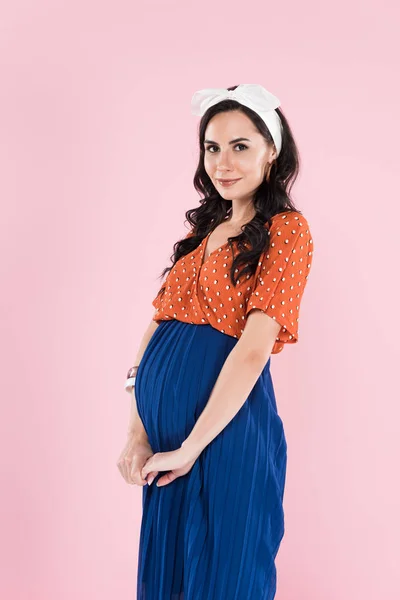 Vackra Gravid Kvinna Med Lockigt Hår Isolerad Rosa — Stockfoto