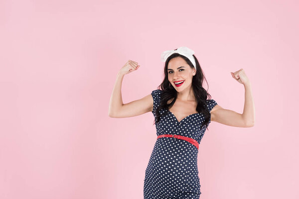 Счастливая беременная женщина в платье показывает да жест изолирован на розовый
 