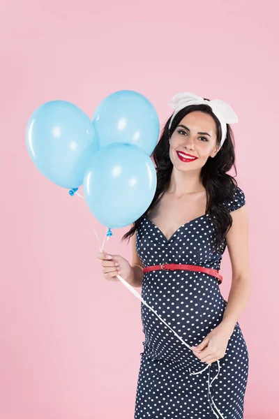 Mulher Grávida Feliz Vestido Pontilhado Segurando Balões Isolado Rosa — Fotografia de Stock