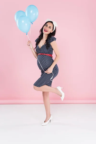 Piękna Kobieta Ciąży Balonów Stojąc Jednej Nodze Różowym Tle — Zdjęcie stockowe