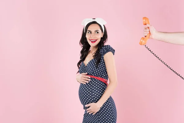 Rindo Mulher Grávida Olhando Para Receptor Telefone Isolado Rosa — Fotografia de Stock