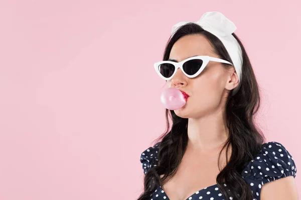 Brunette Jeune Femme Lunettes Soleil Mâcher Chewing Gum Isolé Sur — Photo