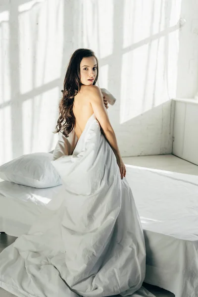 Привлекательная Брюнетка Голая Женщина Завернутая Одеяло Возле Кровати — стоковое фото