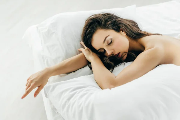 Όμορφη Γυναίκα Ύπνο Λευκό Κρεβάτι Στο Σπίτι — Φωτογραφία Αρχείου
