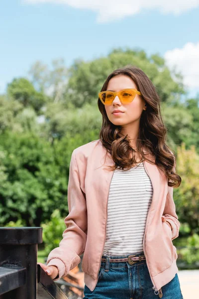 Menina Atraente Óculos Sol Com Mão Bolso Parque — Fotografia de Stock