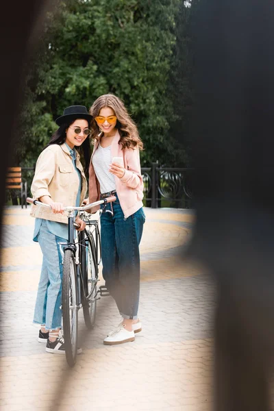 Selectieve Aandacht Van Vrolijke Meisjes Zonnebril Glimlachen Terwijl Kijken Naar — Stockfoto